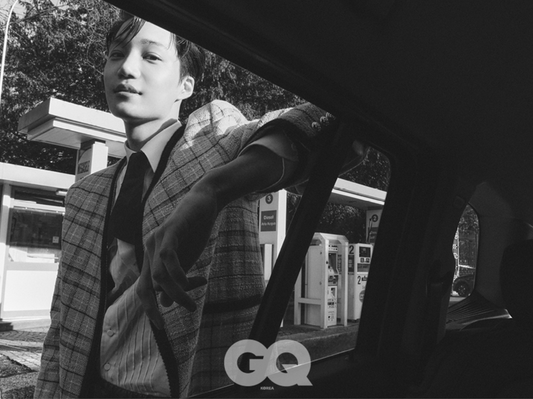 Song Joong Ki auf dem Cover des GQ Korea Magazine (Ausgabe März 2023) – Mit zweimal Jeongyeon Exo Kai Astro Moonbin Sanha